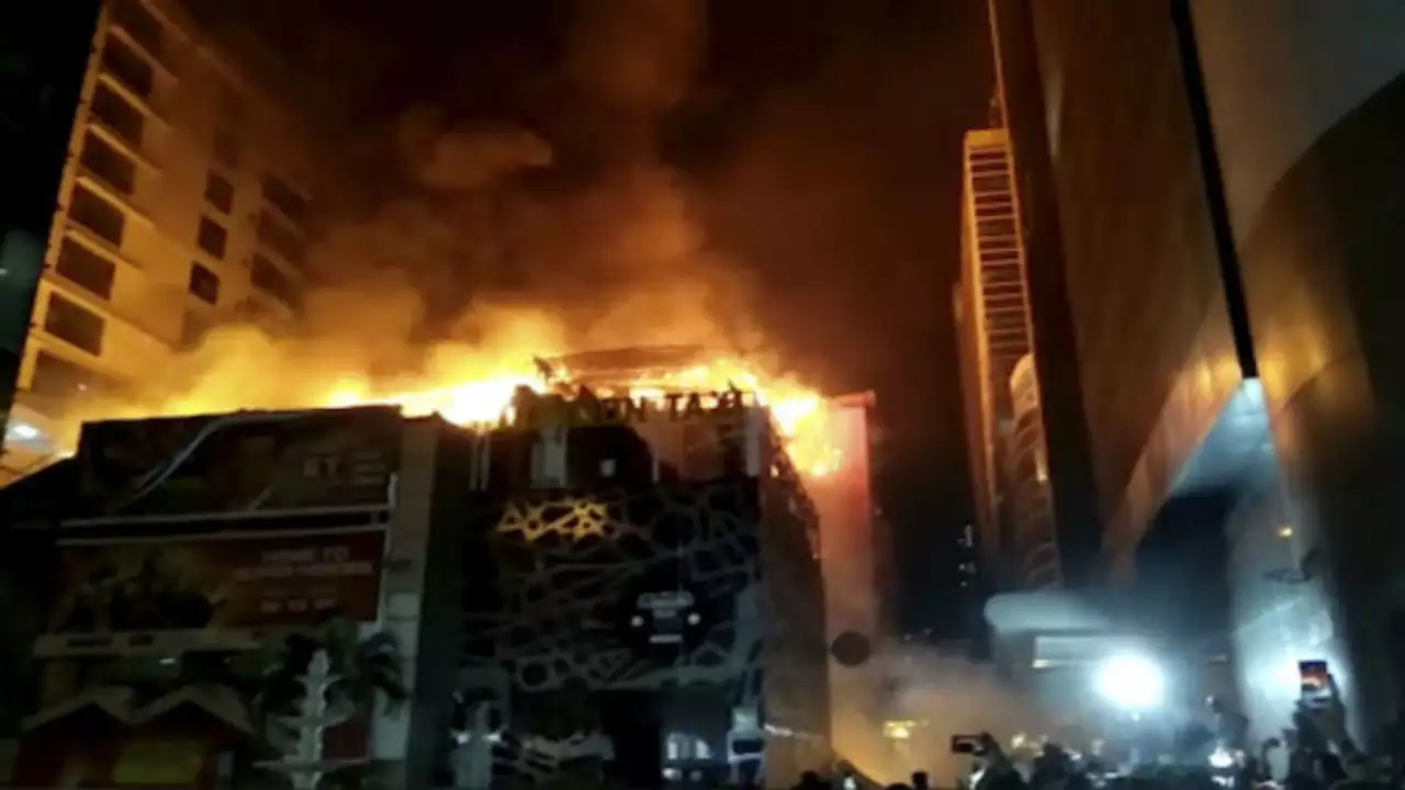 Fire in 12 storey building in Mumbai